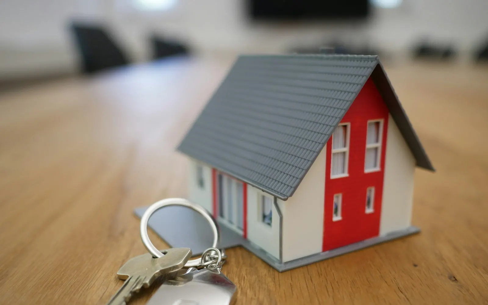 House model and keys for real estate professionals